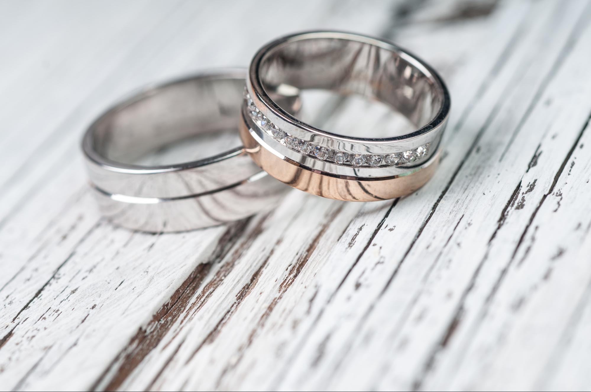 Из какого металла купить кольца на свадьбу?
