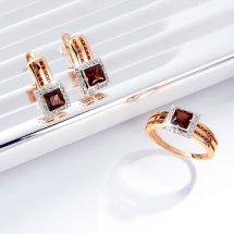 Кольцо с гранатом и фианитами (Т147018621-02)